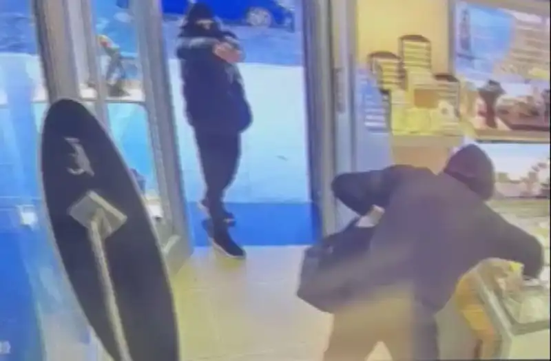 Ümraniye'de Maskeli Soygun Girişimi: Güvenlik Kameralarına Yansıyan Korkutucu Anlar