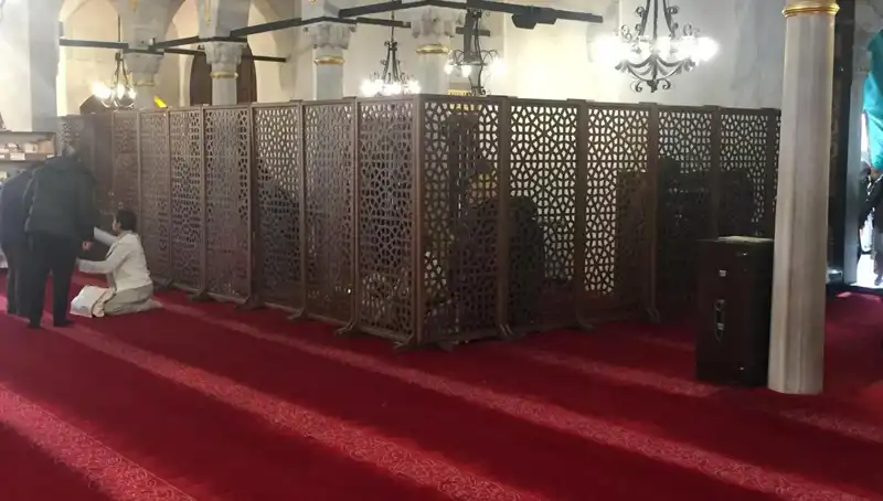 Kadın ve Erkeklerin Yan Yana Teravih Namazı Kılması Tartışılıyor!