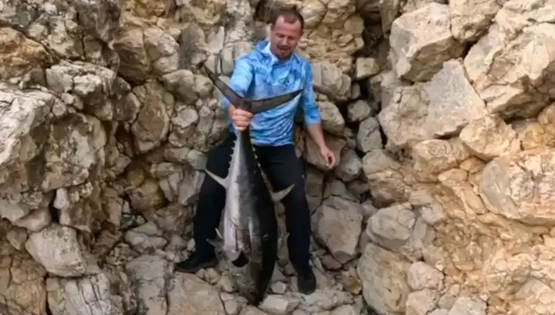 Saros’ta Oltaya Takılan Dev Balık: Pes Etmeden Çıkarmak İçin Savaş Verdiler!
