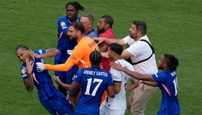 Dev Finalde Şok Gelişme: Teknik Direktör Futbolcuya Yumruk Attı!