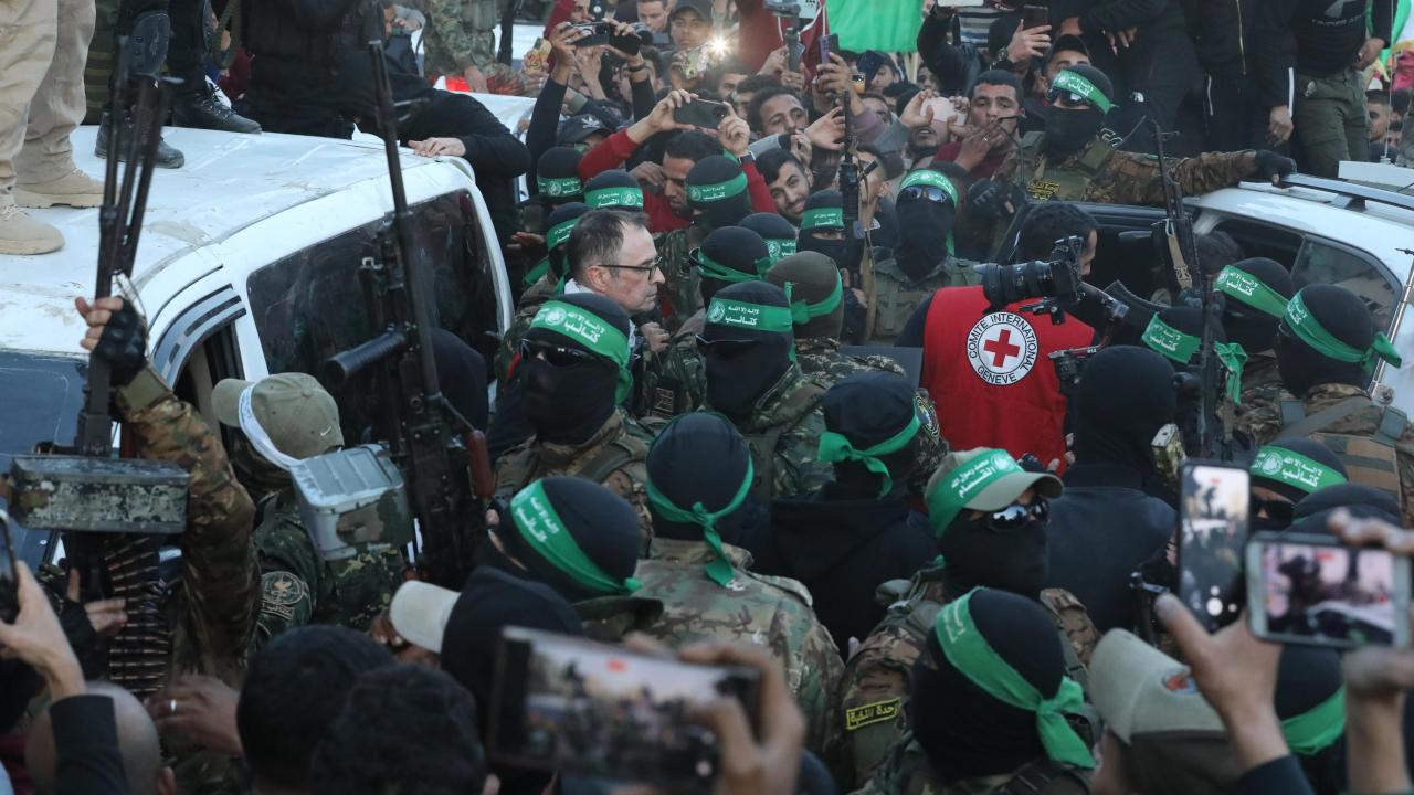 Hamas, 3 İsrailli Kadın Esiri Kızılhaç'a teslim etti