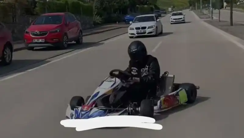 Go-Kart Sürücüsü Yolda Drift Attı: Tehlikeli Oyun Sosyal Medyayı Salladı!