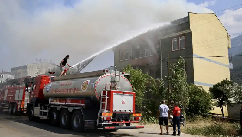 Çatı Katında Başlayan Yangın, Mahalleyi Korku İçinde Bıraktı