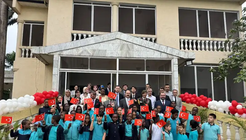 Kamerun’da Çocuklar İçin Unutulmaz Bir Bayram Coşkusu: Ulusal Egemenlik ve Çocuk Bayramı!
