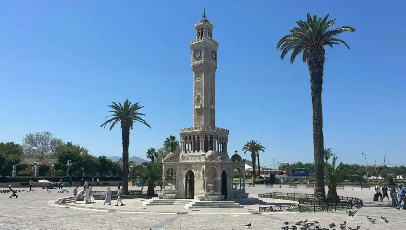 İzmir'de Sıcak Hava Dalgası: Meydanlar Terk Edildi, Sıcaklık Rekorları Kırıldı