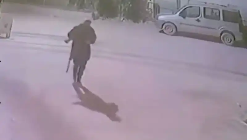Mertcan Cinayetinin Zanlısı Av Tüfeğiyle Güvenlik Kam videosunda Görüntülendi