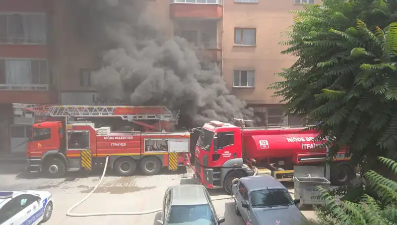 Niğde'de Korkutan Yangın: Beyaz Eşya Deposu Alev Alev Yandı