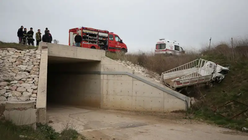 Kamyonet Alt Geçide Düşerek Feci Bir Kazaya Neden Oldu