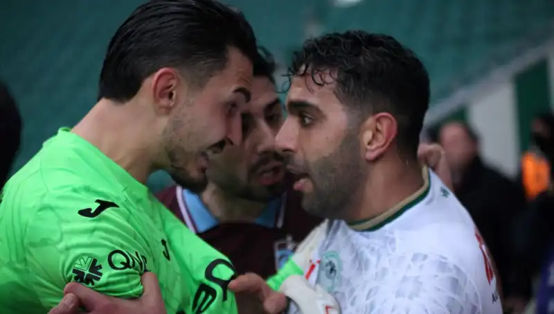 Konyaspor-Trabzonspor Maçında Uzatma Dakikalarında Büyük Arbede: Neler Oldu?