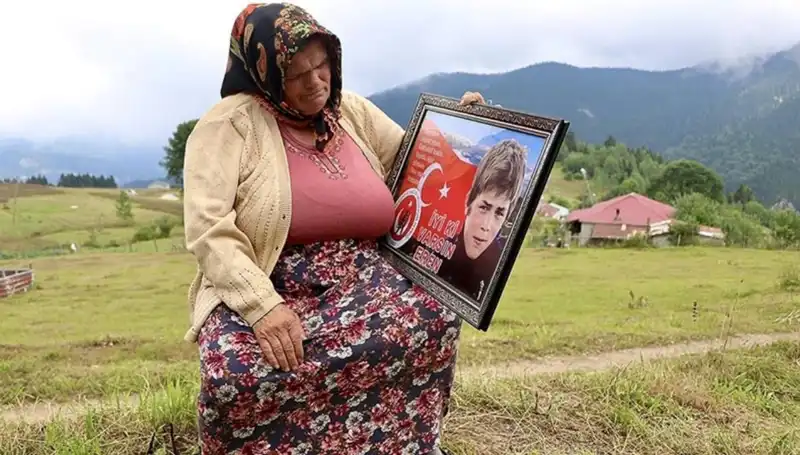 DEM Parti, Eren Bülbül’ün Annesine Özel Bayram Ziyareti Gerçekleştirdi