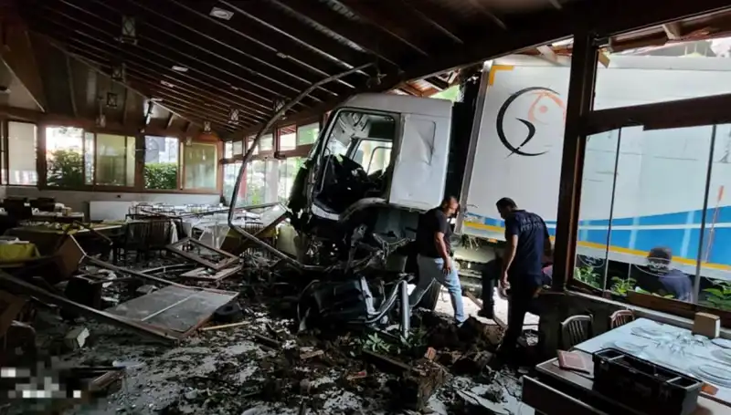 Durmak Bilmeyen Kamyon, Restoranın İçine Dalınca Tüm Dikkatleri Üzerine Çekti!