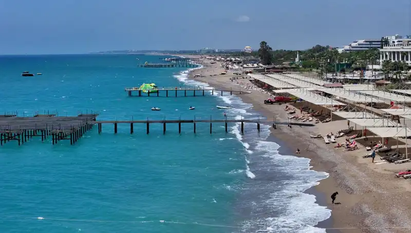 Antalya Sahillerinde Güneşli Hava Keyfi: Bu Yaz Sizi Bekliyor!