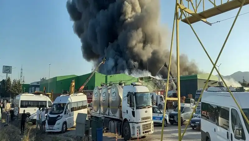 Gönen'de Yangın Faciası: Fabrika Alev Alev, İşçilerin Kimlikleri Araştırılıyor