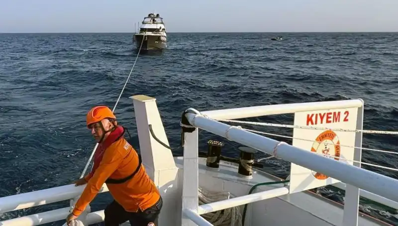 Marmaris Açıklarında Sürüklenen Tekneye Hızla Müdahale Edildi