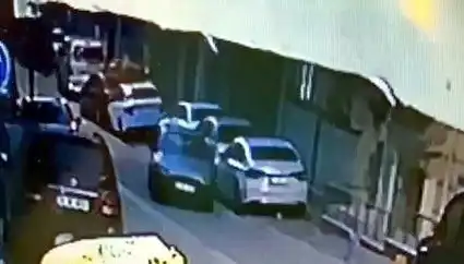 Esenyurt'ta Park Halindeki Araçlara Çarpan Sürücü Kaçtı: O Anlar Kamerada!