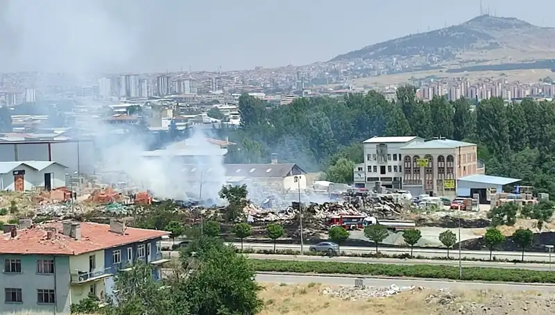 Otluk Alanında Patlak Veren Yangın Depoyu Kül Etti, Neler Oluyor?