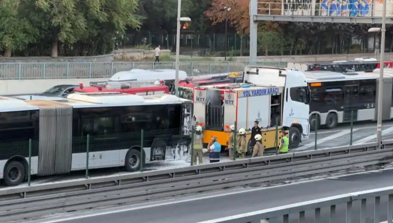 İstanbul Metrobüsü Alev Alev Yandı, Seyahatleri Etkileyen Flaş Olay!