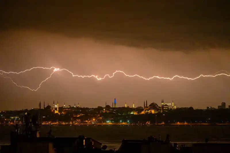 İstanbul'da Sıcaklık Şok Edici Şekilde Düşüyor: Kar Geliyor!