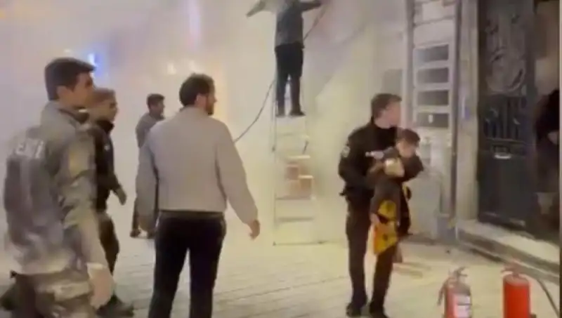 Beyoğlu'nda Büfede Çıkan Yangında Çocuk Kahramanlarla Kurtarıldı!