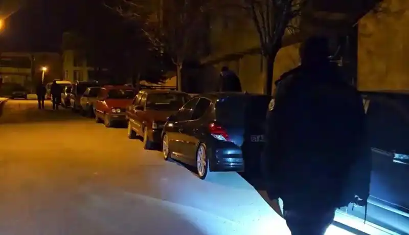 Park Halindeki Araçlara Zarar Veren Şüpheliler, Kaçarken Yakalandı