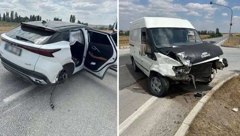 Çorum’da İki Araç Kafa Kafaya Çarpıştı: Kaza Anı Herkesi Şoke Etti