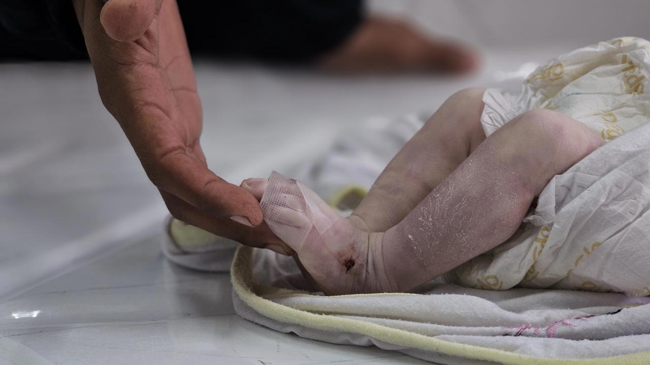 Gazze'de Aileler Soğuktan Ölen Çocukları İçin Nöbet Tutuyor