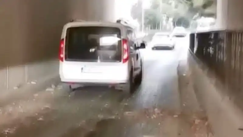 Trafikte Dehşet Anları: Betondan Gelen Tehlike Araçları Korkuttu