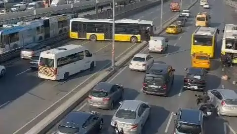 İETT Otobüsü Önüne Geçen İki Araca Çarptı, Trafikte Kaos Oluştu!